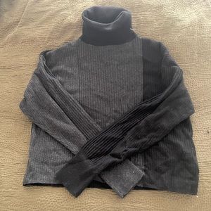 Color block slightly cropped cotton turtleneck